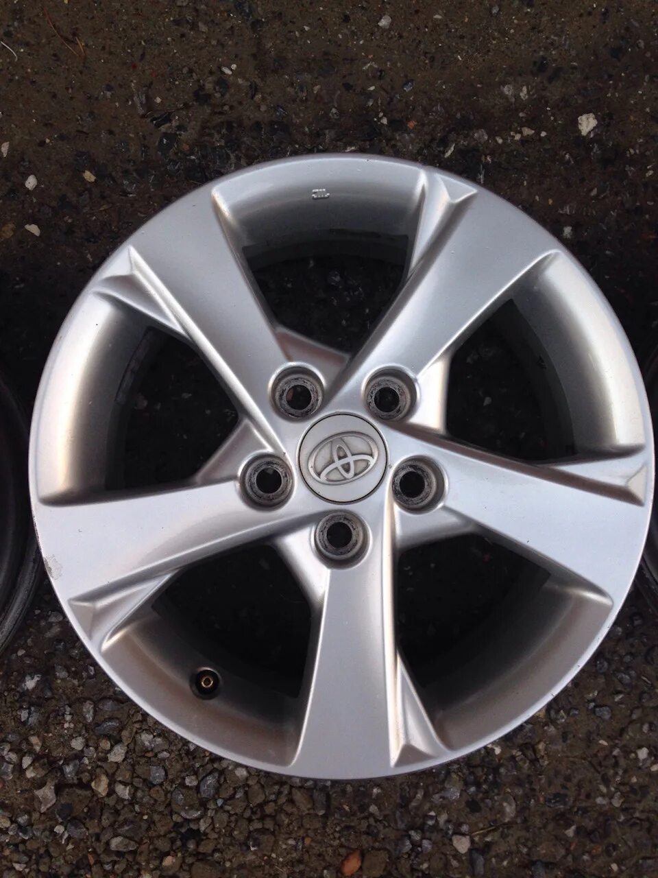 Тойота виш на дисках r17. Оригинальные диски тойота королла 2021. Диски тойота j 17x7j. Диски литые оригинальные на тойоту. Тойота аква на литье.