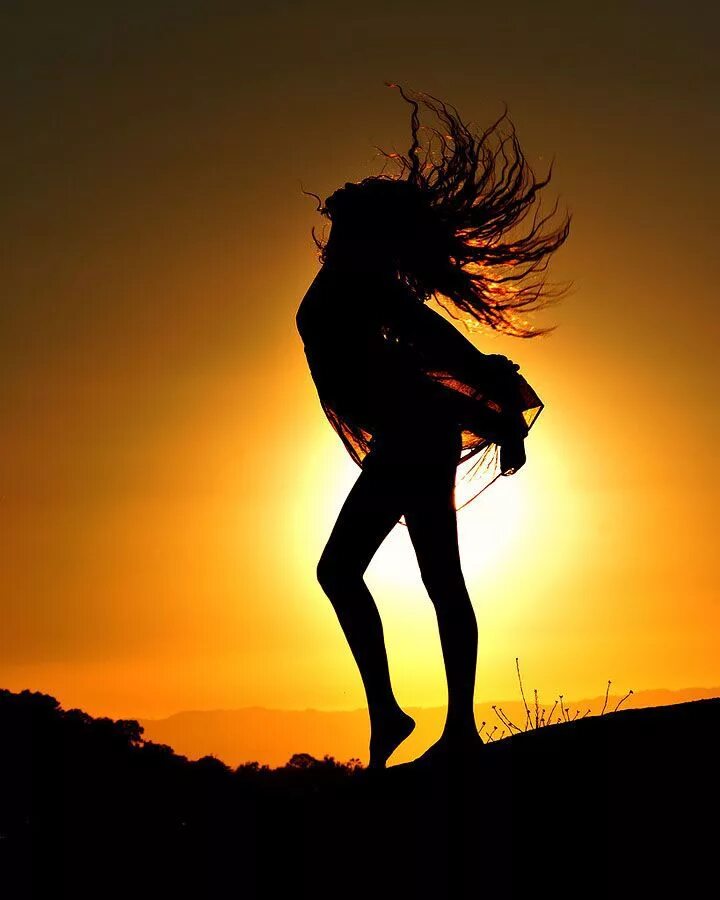 Солнце пляшет. Девушка на закате. Девушка танцует на закате. Красивые силуэты. Тень девушки.