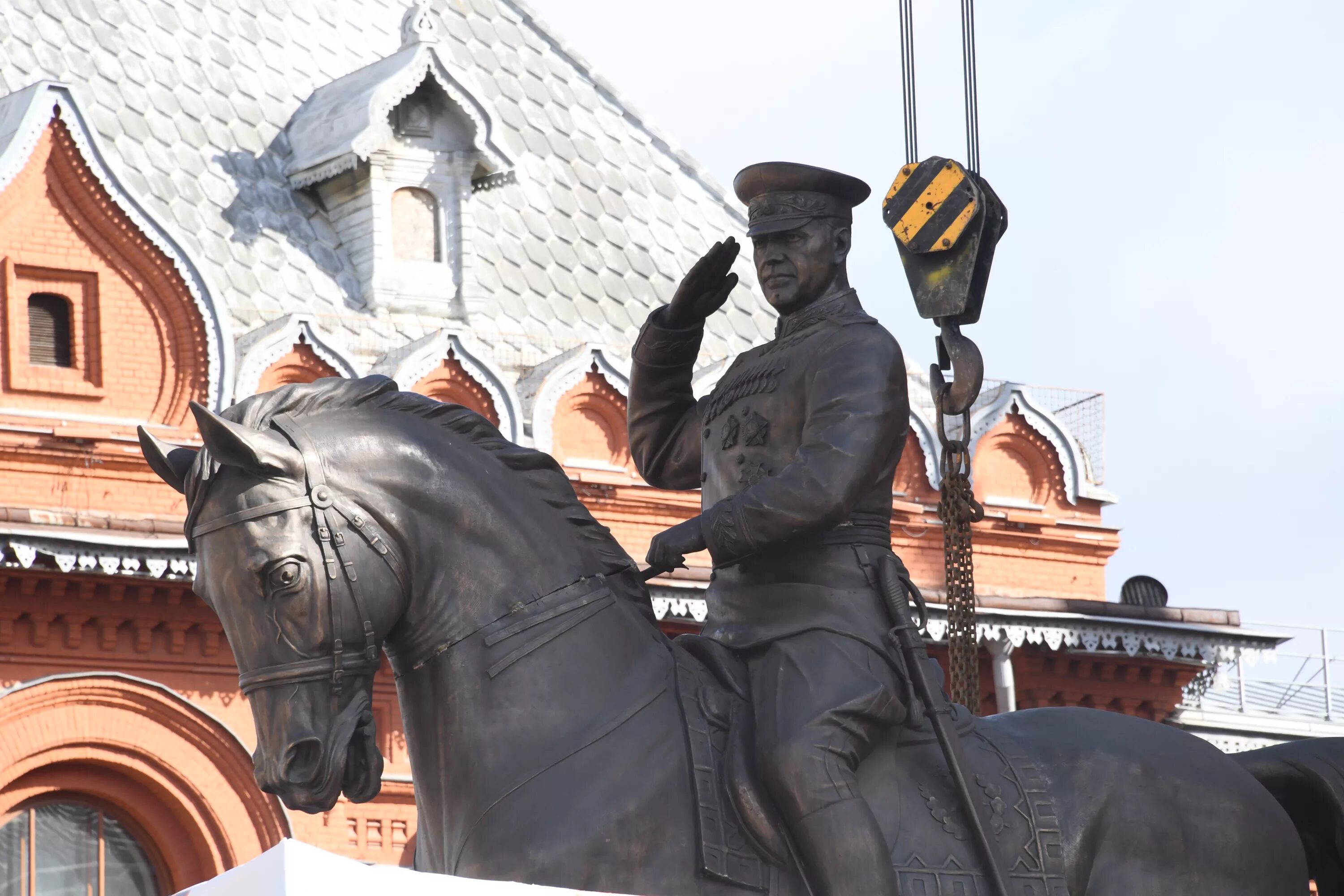 Памятник маршалу жукову в москве. Памятник георгию жукову в москве. памятник маршалу жукову. памятник маршалу жукову на манежной площади в москве.