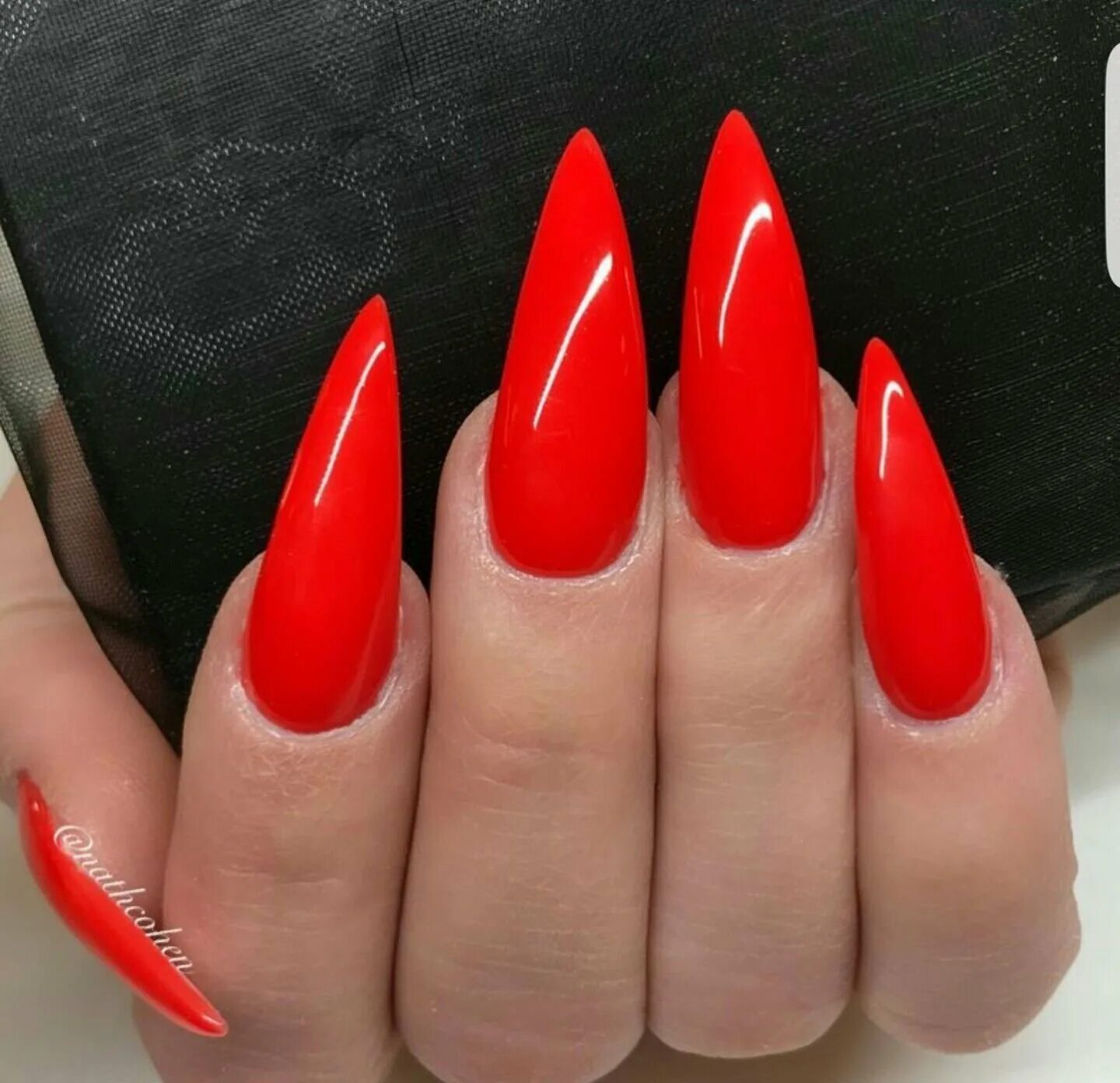 цвета на длинные острые ногти. ногти длинные острые. стилеты кошачий глаз. ногти длинные острые. фиолетовые ногти длинные.