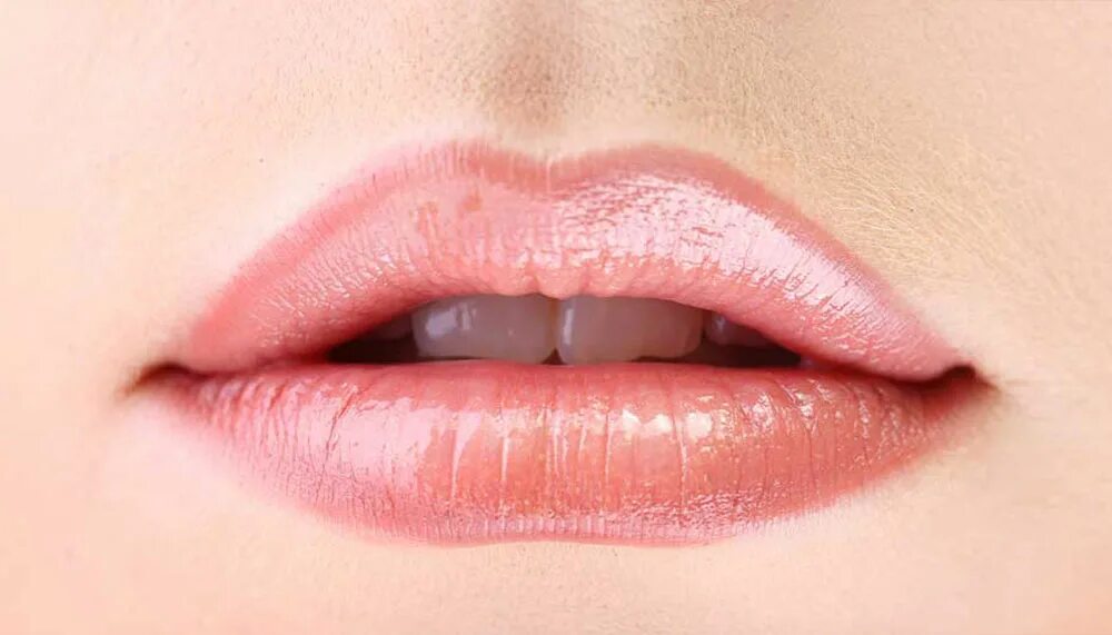 Перманент губ контур. Контур губ перманентный макияж. Перманентный макияж губ естественный цвет. Перманентный макияж губ с растушевкой.
