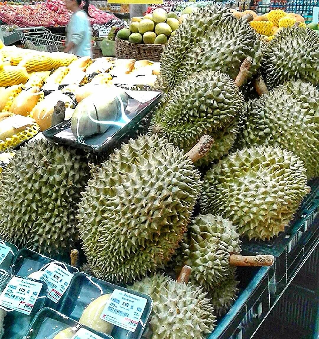 Большой колючий фрукт. Тайский дуриан. Дуриан фрукт. Фрукты Тайланда. Национальный фрукт Тайланда дуриан.