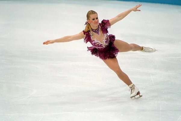 Skating news. Ласточка элемент фигурного катания. Фигурное катание фон для фотошопа. Skating news. Фигурист на льду.