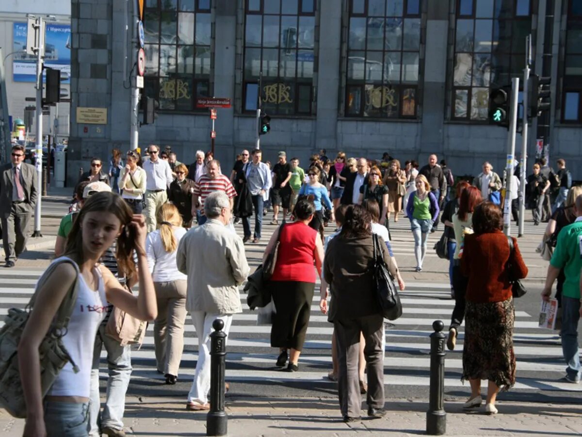 Люди на улице. Люди в городе. Люди на улицах Москвы. Люди на улице города.