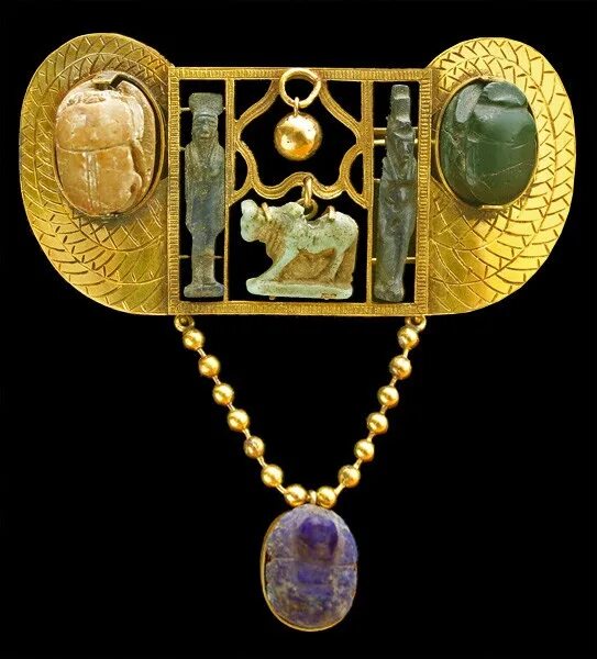 Египетский скарабей кольцо. Драгоценные камни египта. Драгоценные камни египта. Перстень тутанхамона. Стеклянные бусы древний египет.