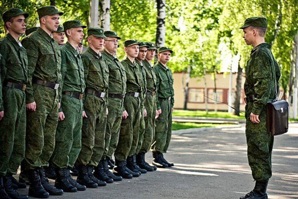 Армейский служащий. Строй солдат. Солдаты в армии. Солдаты в строю. Строй военнослужащих.