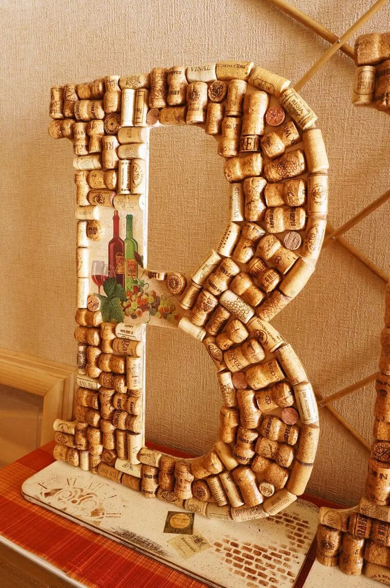 Панно буква. Панно из букв на стену. Буквы из спилов дерева. Панно из букв на стену. Легкая буква к.