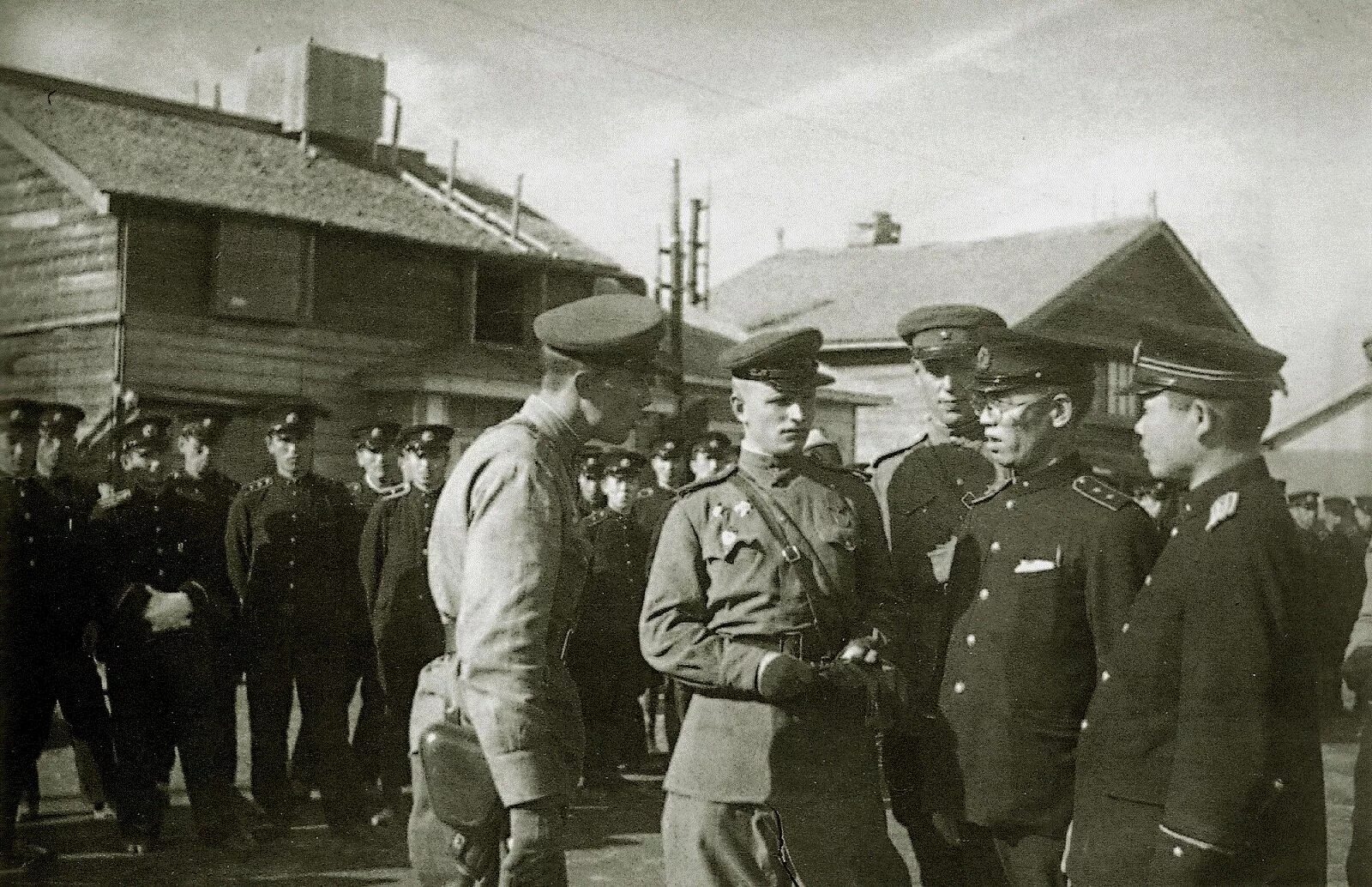 В августе 1945 года. Сахалин август 1945. Сахалин война с Японией 1945. Освобождение Южного Сахалина 1945. Японцы на Сахалине 1945.