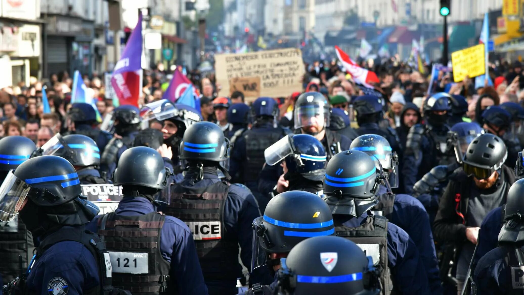 Нато в париже. Протесты во Франции 2023. Протесты во Франции. Полиция Франции. Протесты в Париже.