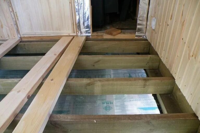 Проливной пол в бане. Проливной пол в каркасной бане. Поддон для бани. Проливные полы в парилке