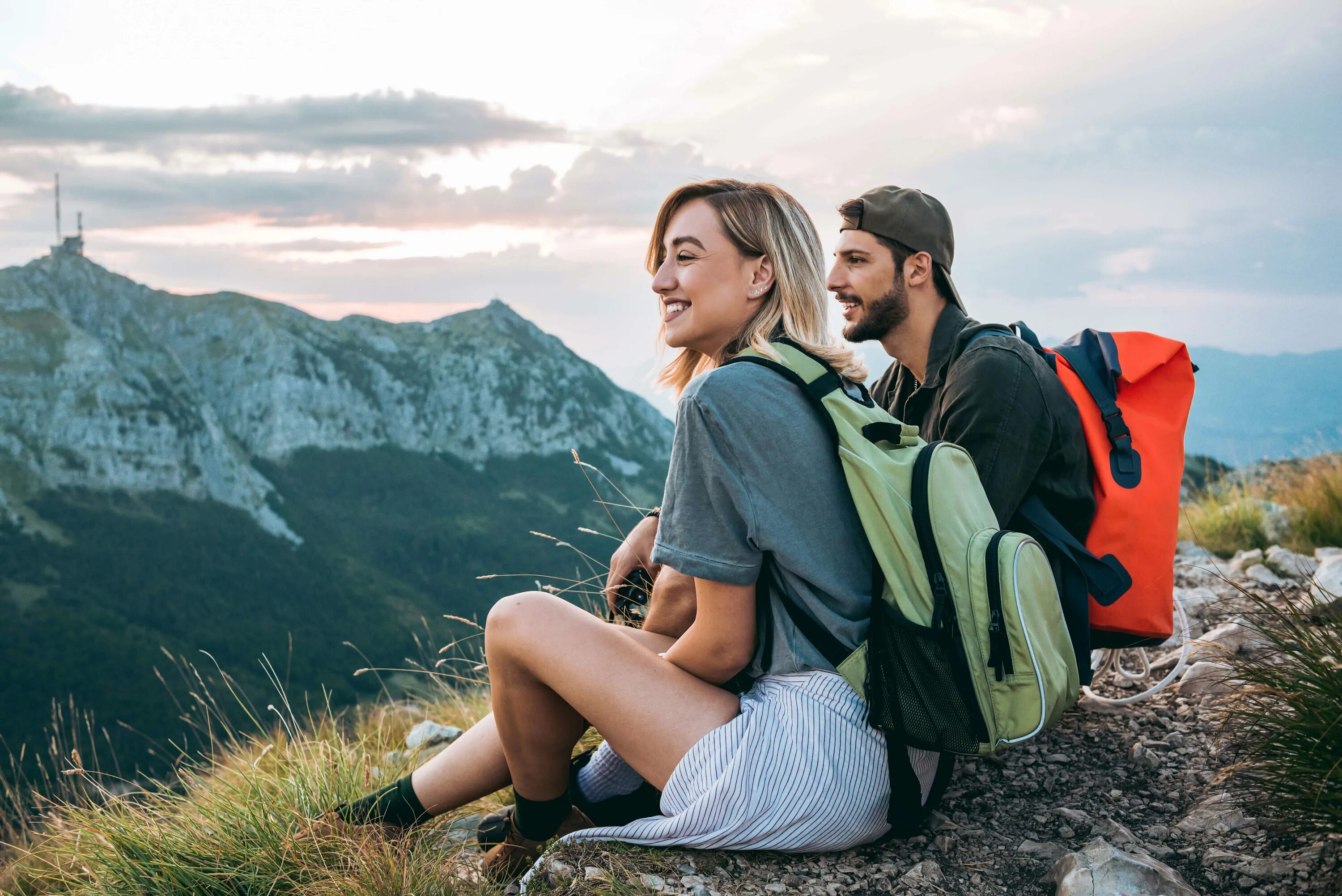 S way travel. Путешественник в горах. Счастливые туристы в горах. Поход в горы. Фотосессия путешествие.