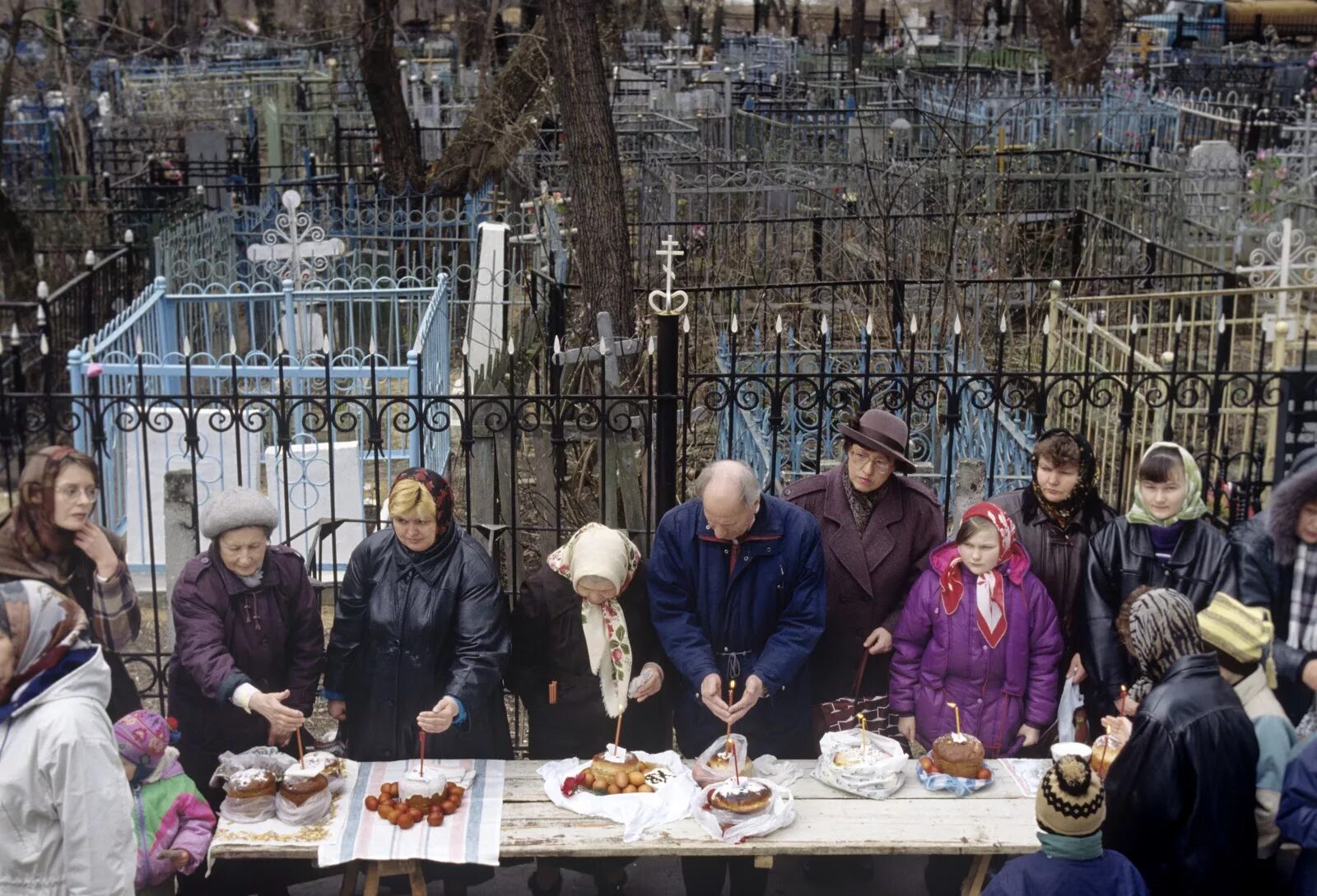 Отмечают ли поминки раньше. Пасха на кладбище. поминки на кладбище. поминки на кладбище на пасху. застолье на кладбище.