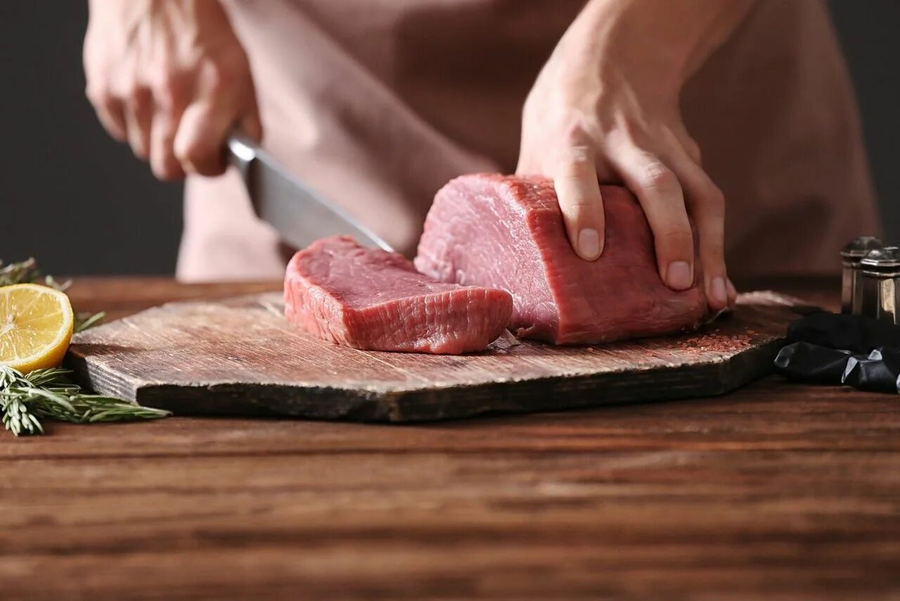 Готовка мяса. Мясо на доске. Нож для мяса. Meat cutting
