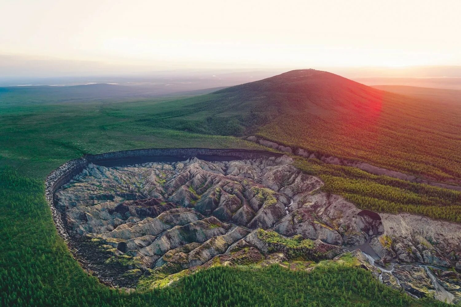 Батагайка. Сибирский кратер Батагайка. Батагай Якутия кратер. Кратер Батагайка в Восточной Сибири. Батагайская термокарстовая котловина.