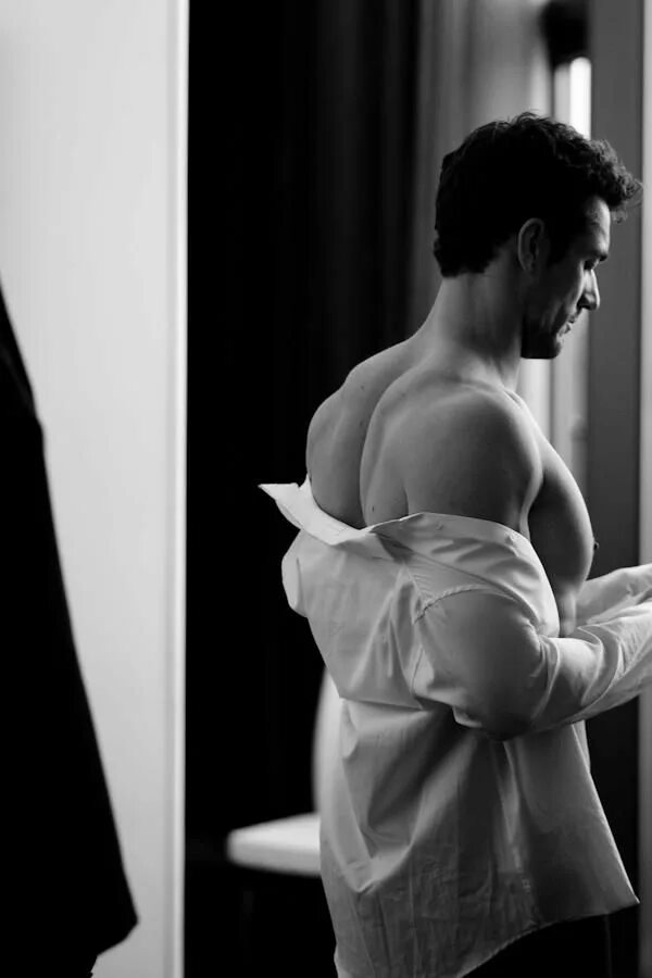 David back. David Gandy back. David Gandy body. Дэвид Ганди папарацци. Дэвид Ганди со спины.