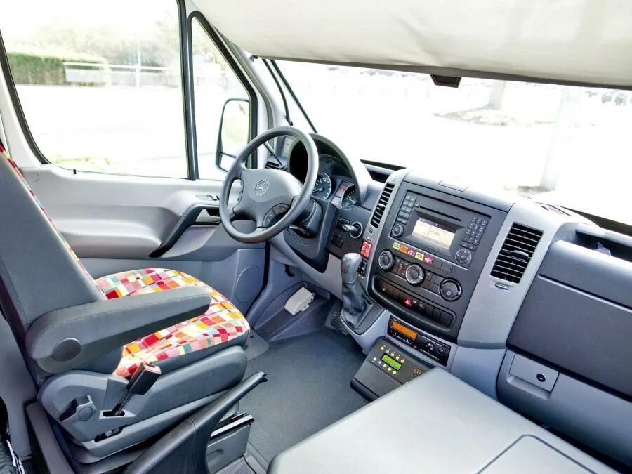 Mercedes sprinter classic 19. Мерседес спринтер внутри салона. Спринтер классик 311 салон. Sprinter 2005 салон. Мерседес спринтер классик салон.