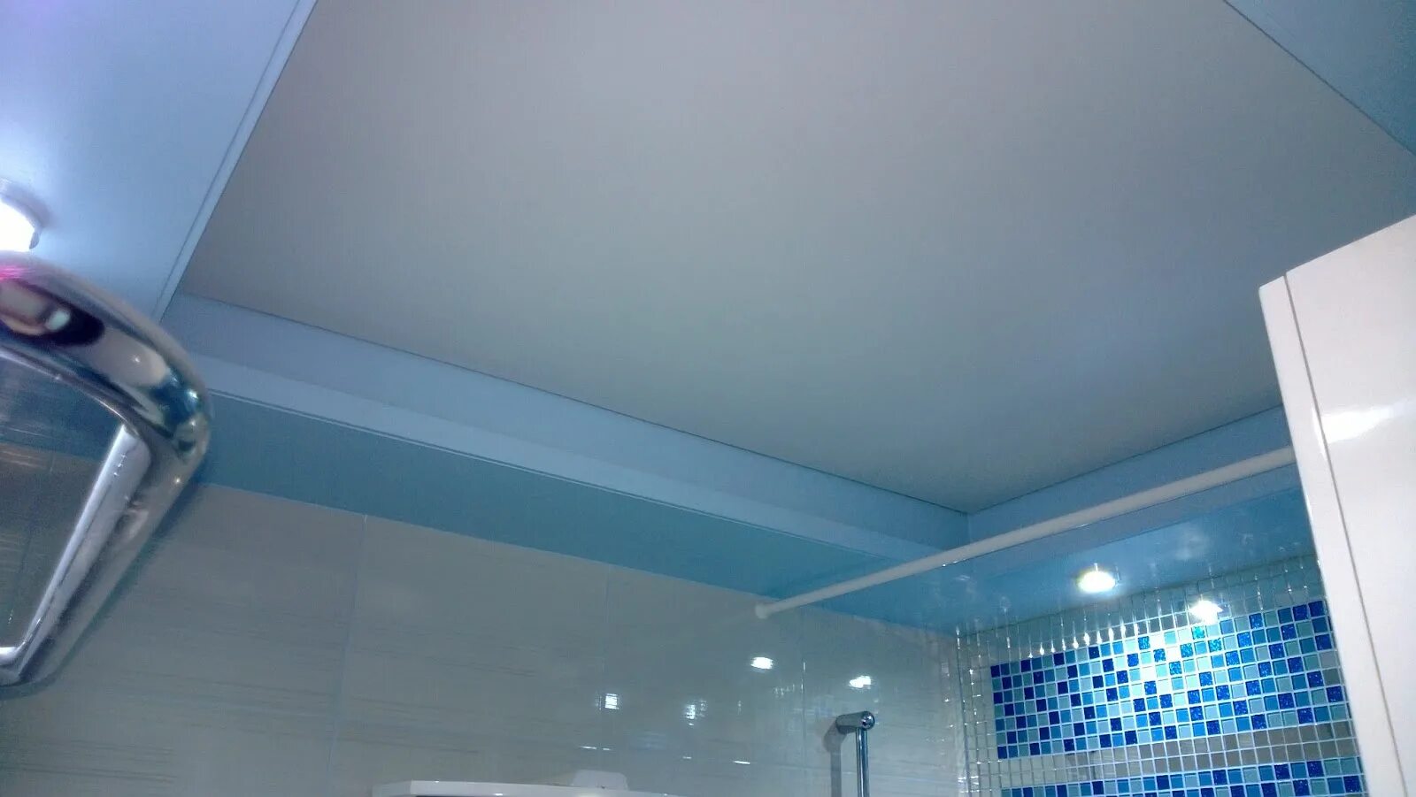 шторка в ванной в натяжном потолке. шторка в ванной в натяжном потолке. карниз для душа угловой 90х90. шторы в ванную комнату. шторка в ванной в натяжном потолке.