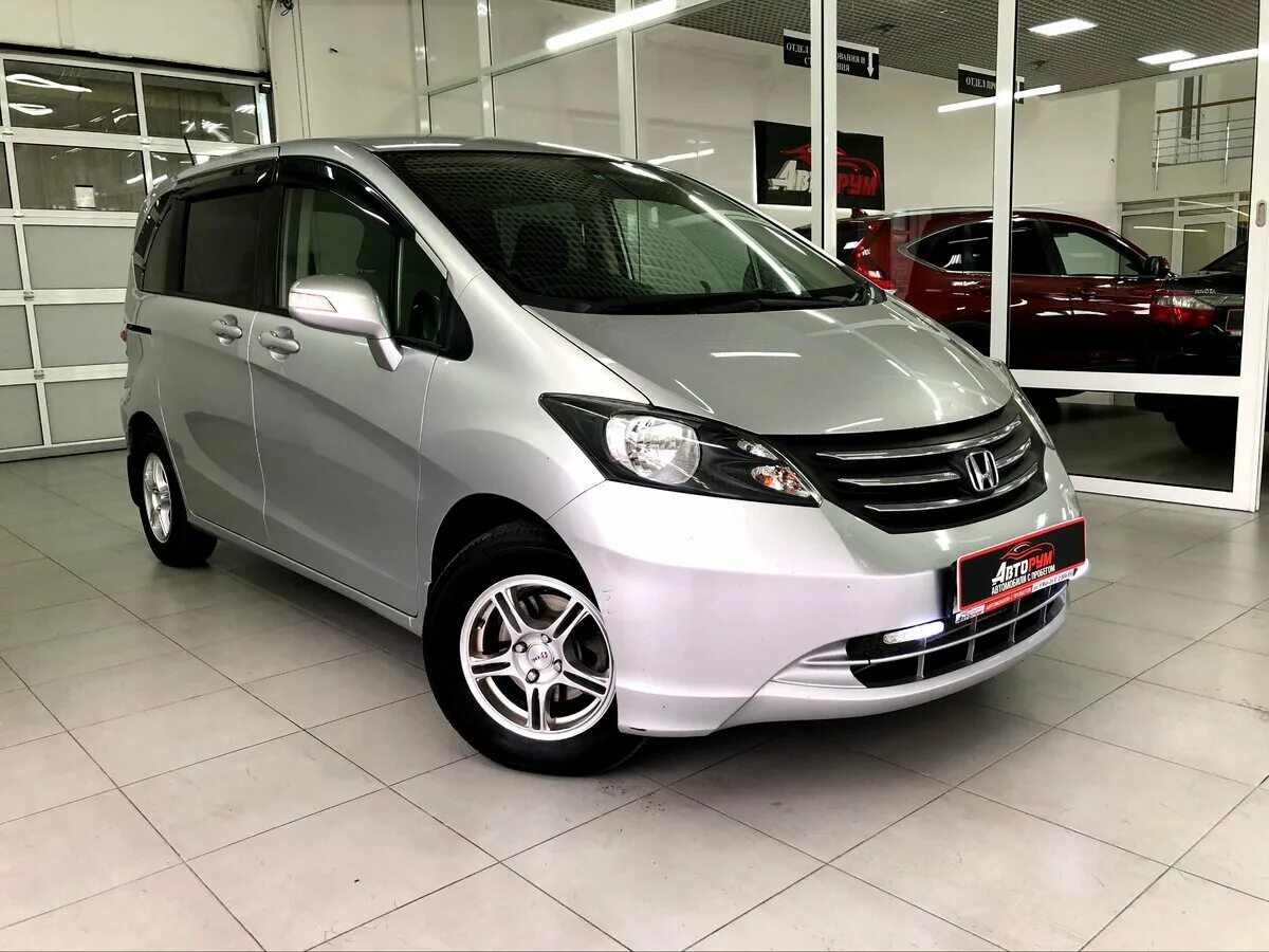 Купить хонду в новосибирске с пробегом. Honda freed 2010 g Aero. Хонда Фрид 2010 чёрный. Серебристый Хонда Фрид 2010. Литые диски Хонда Фрид.