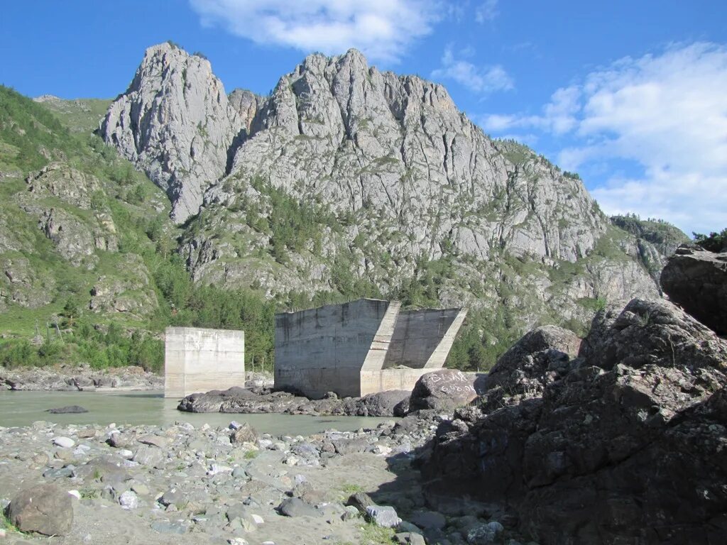 Катунская ГЭС горный Алтай. ГЭС на Катуни. ГЭС на реке Катунь. Заброшенная ГЭС Алтай. Погода еланда алтайский край