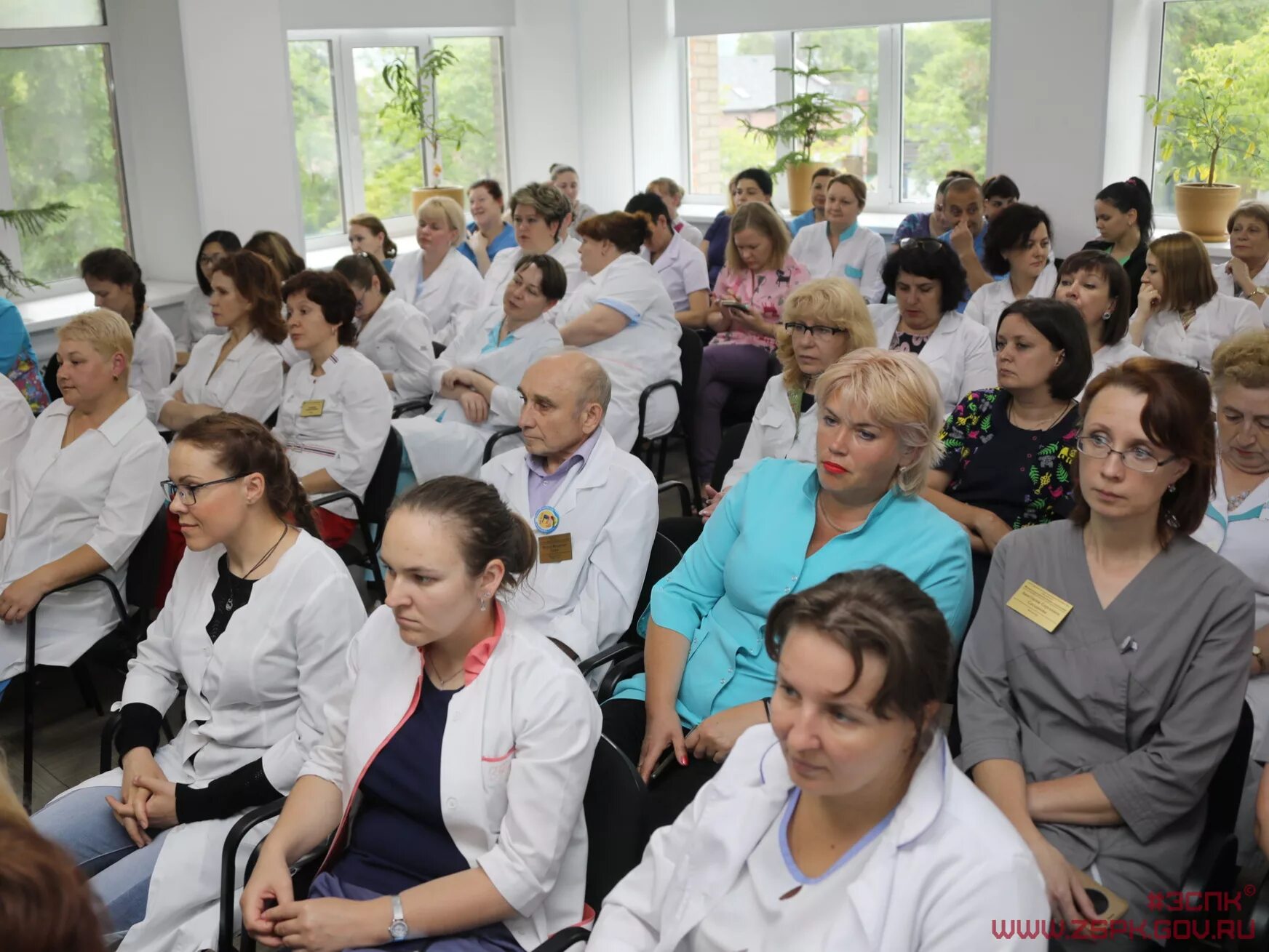 врач в стационаре. коллектив медиков. младший персонал в больнице. средний медицинский персонал. медицинский персонал больницы.