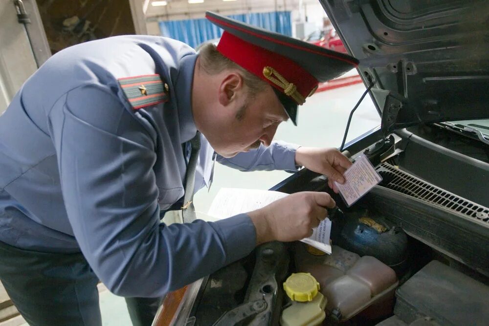 Без без техосмотра наказание. Техосмотр ГИБДД. Осмотр транспортного средства. Визуальный осмотр автомобиля. ДПС осматривает автомобиль.