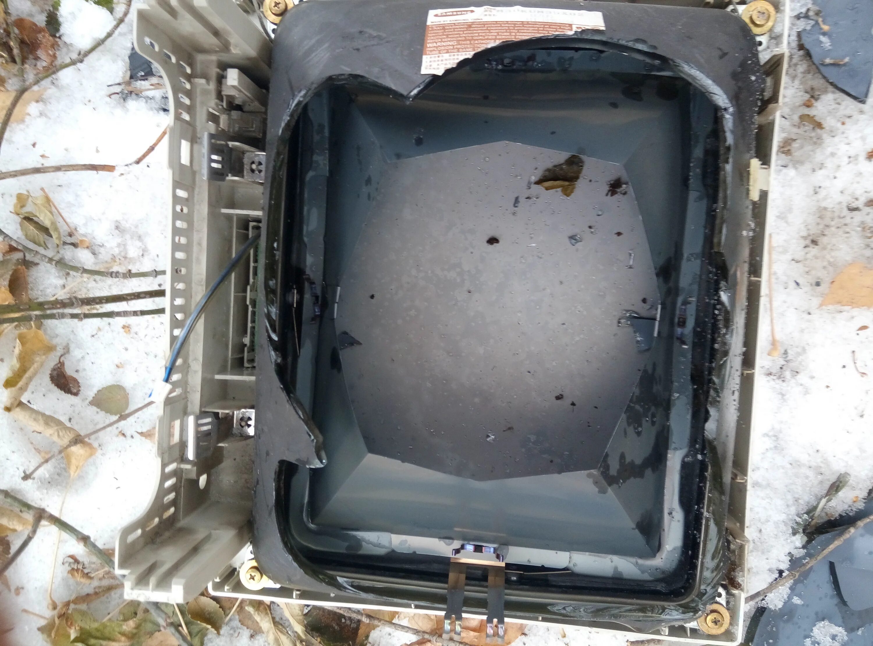 поломанный телевизор. разбил кинескоп. старый сломанный телевизор. сломанный телевизор. разбил кинескоп старого телевизора.