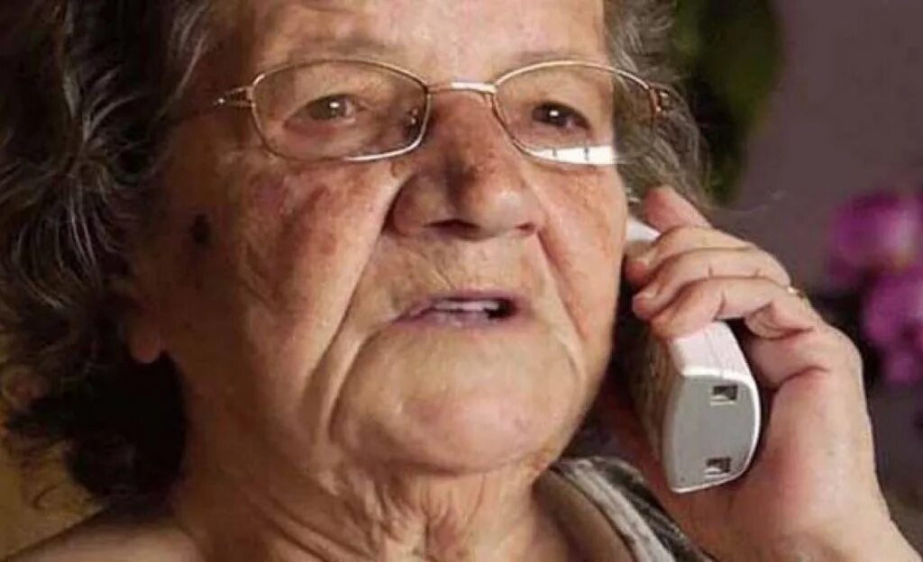 Какой номер бабушки. Бабушка с мобильником. Старушка с телефоном. Бабуля с телефоном. Старушка разговаривает по телефону.