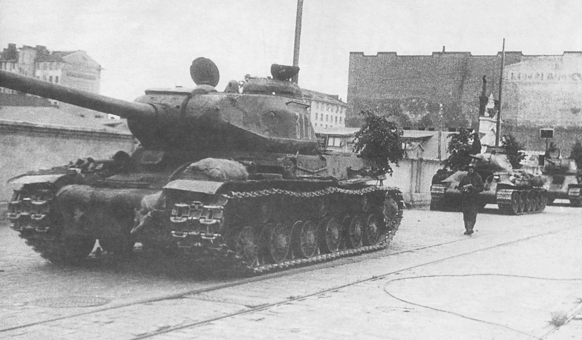 Танк ИС-2. Танк ИС 2 1944. ИС-2 тяжёлый танк 1943. Танк ИС 2 В Берлине. Ис 1944