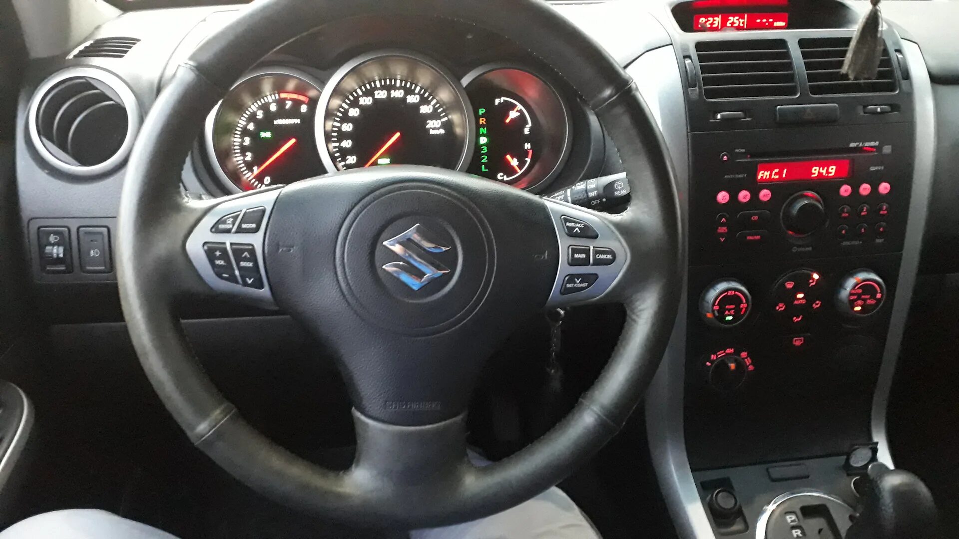 Центральная консоль сузуки гранд витара. Suzuki grand vitara жидкости. Suzuki vitara панель часы. Подсветка часов гранд витара. Антибукс на крузе механика.