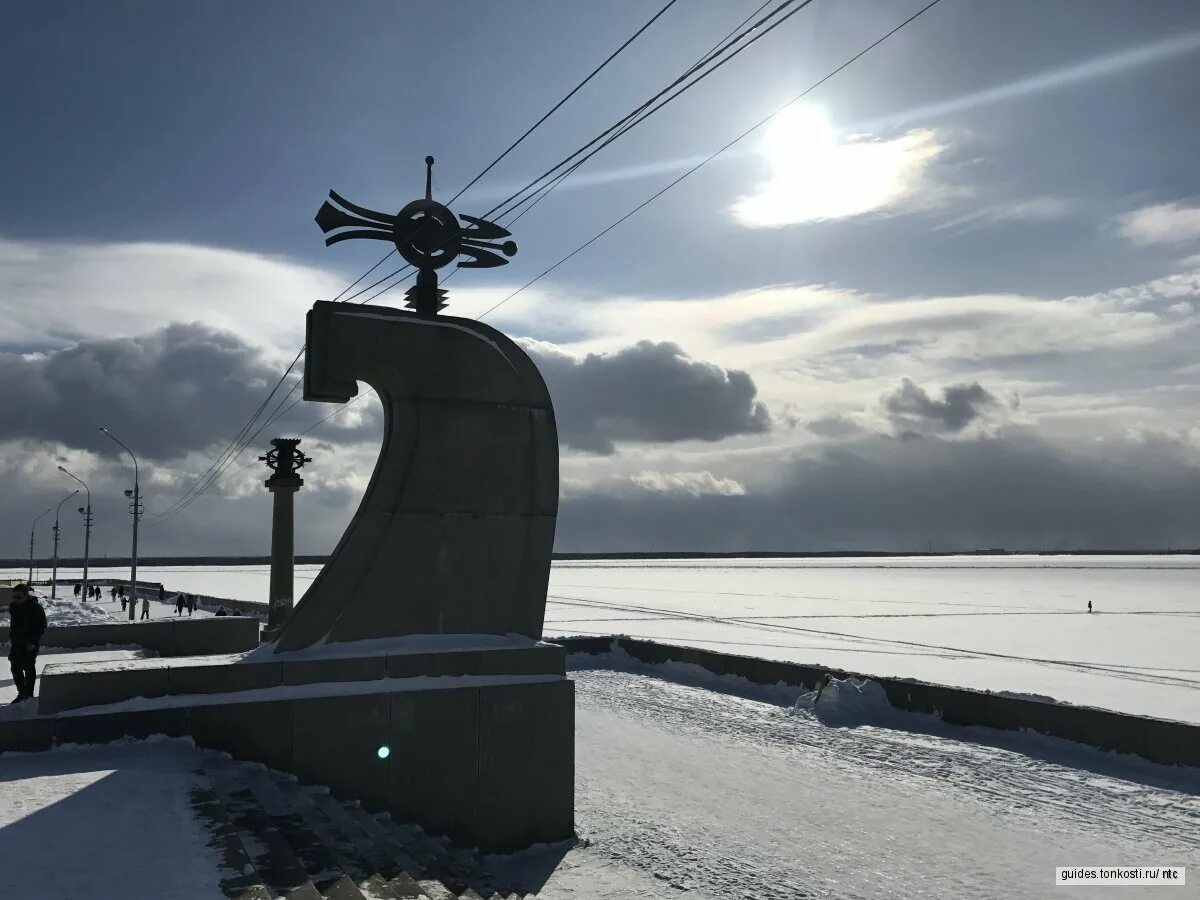 Порт экономия архангельск. Тур в архангельск. архангельск зимой достопримечательности памятник тюленю. архангельск обои. туристы архангельск зимой.