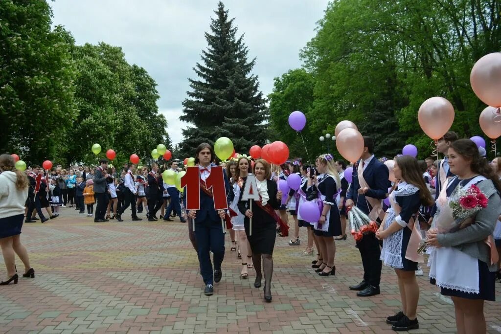 11 класс первый звонок. Ивнянская школа 1 Белгородской области. МБОУ СОШ 1 Ивня. СОШ 1 Ивнянского района. Никифоровская школа 1 Тамбовская область.