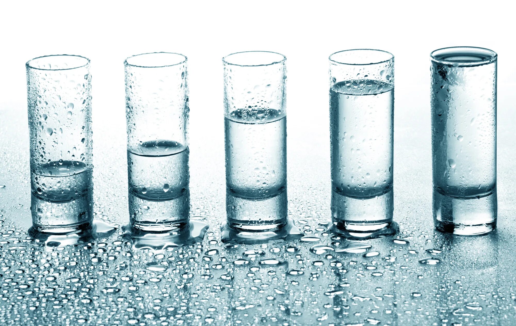 Стакан с жидкостью. Вода в разных сосудах. Вода в разных стаканах. Стаканы с разным уровнем воды. Витарель вода