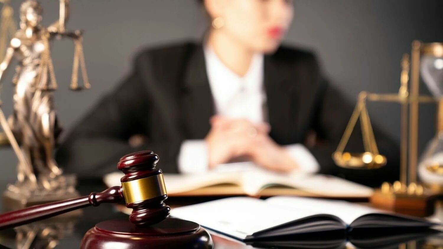 Workaholic. юрист фотосток. офисный работник ночью. ночная работа. ночное время адвокатов.