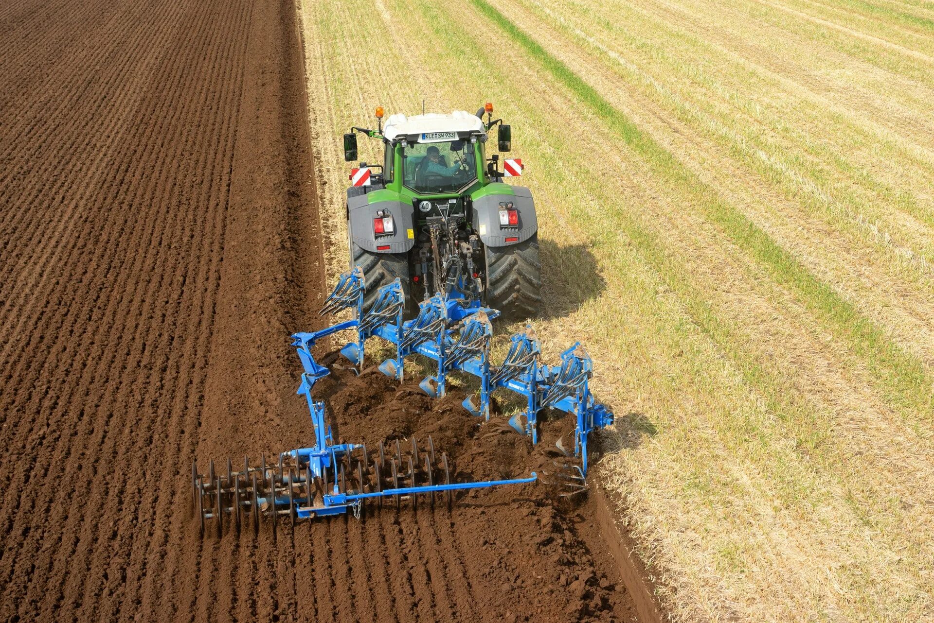 Трактор Лемкен. Плуг Lemken EUROTITAN 12. Трактор с плугом Лемкен. Вспашка плугом Лемкен. Вспашка трактором плугом