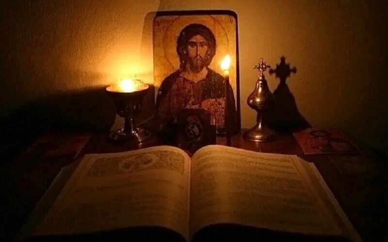Утренняя молитва православная в великий пост. Человек перед иконой. Свеча перед иконой. Человек молится. Человек молится в храме.