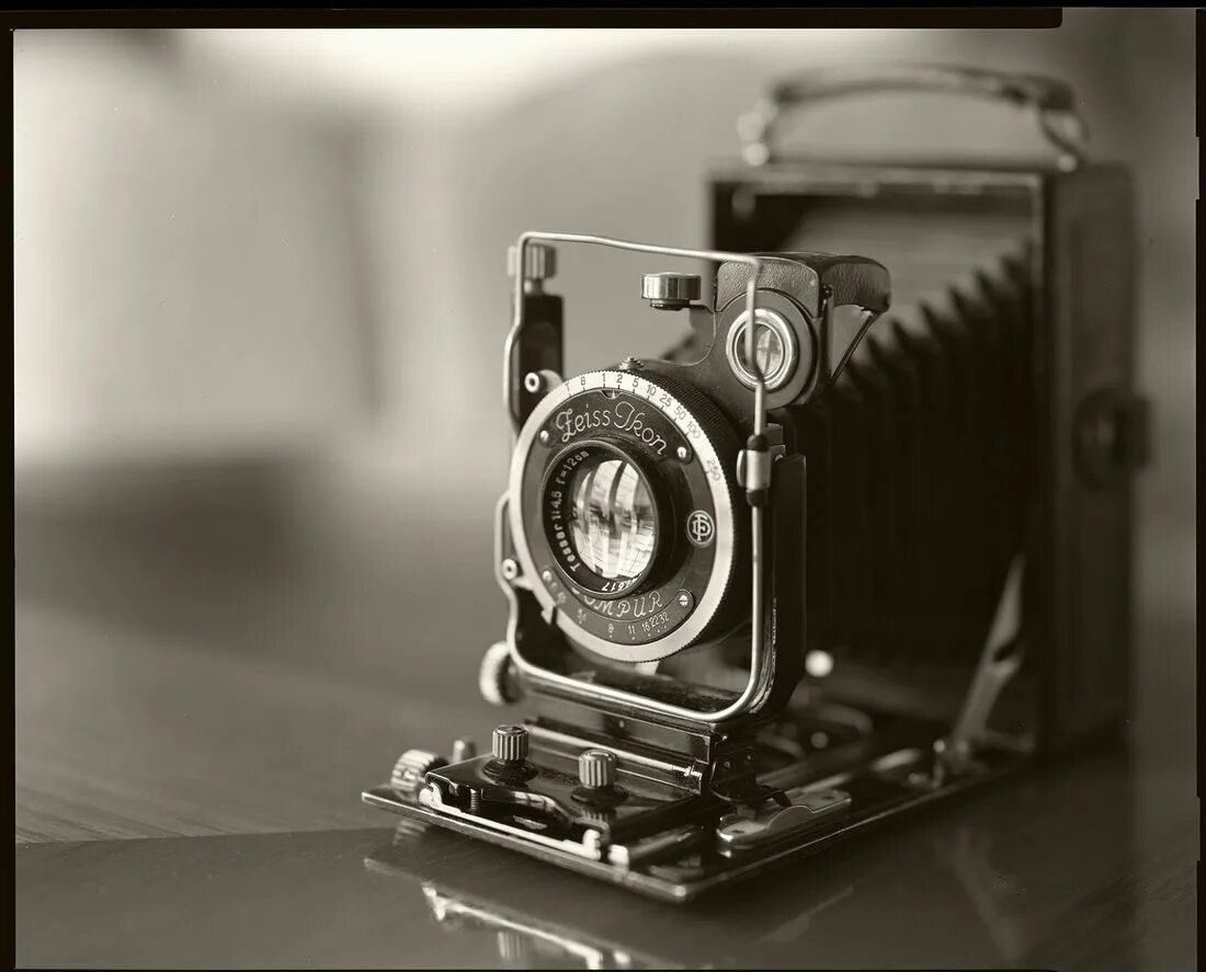 Камера стала черно белой. Старый фотоаппарат. Фотоаппарат чб. Черный старый фотоаппарат. Фотоаппарат старый чб.