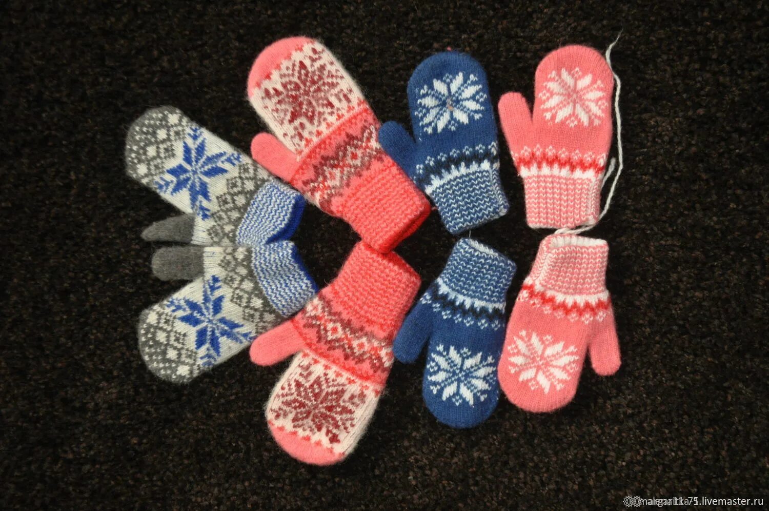 На дмитрии сергеевиче были теплые рукавички. Рукавицы шерстяные. Варежки пуховые женские. Бабушкины варежки. Теплые варежки.