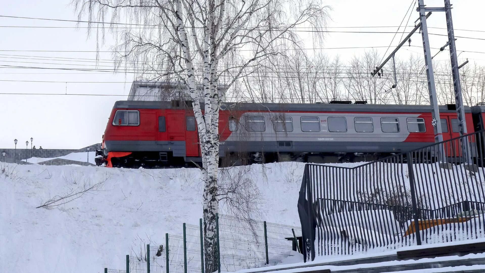 В Щелково электричка сбила. Станция поезда. Вагон поезда. Подмосковные электрички. Поезд 23 апреля