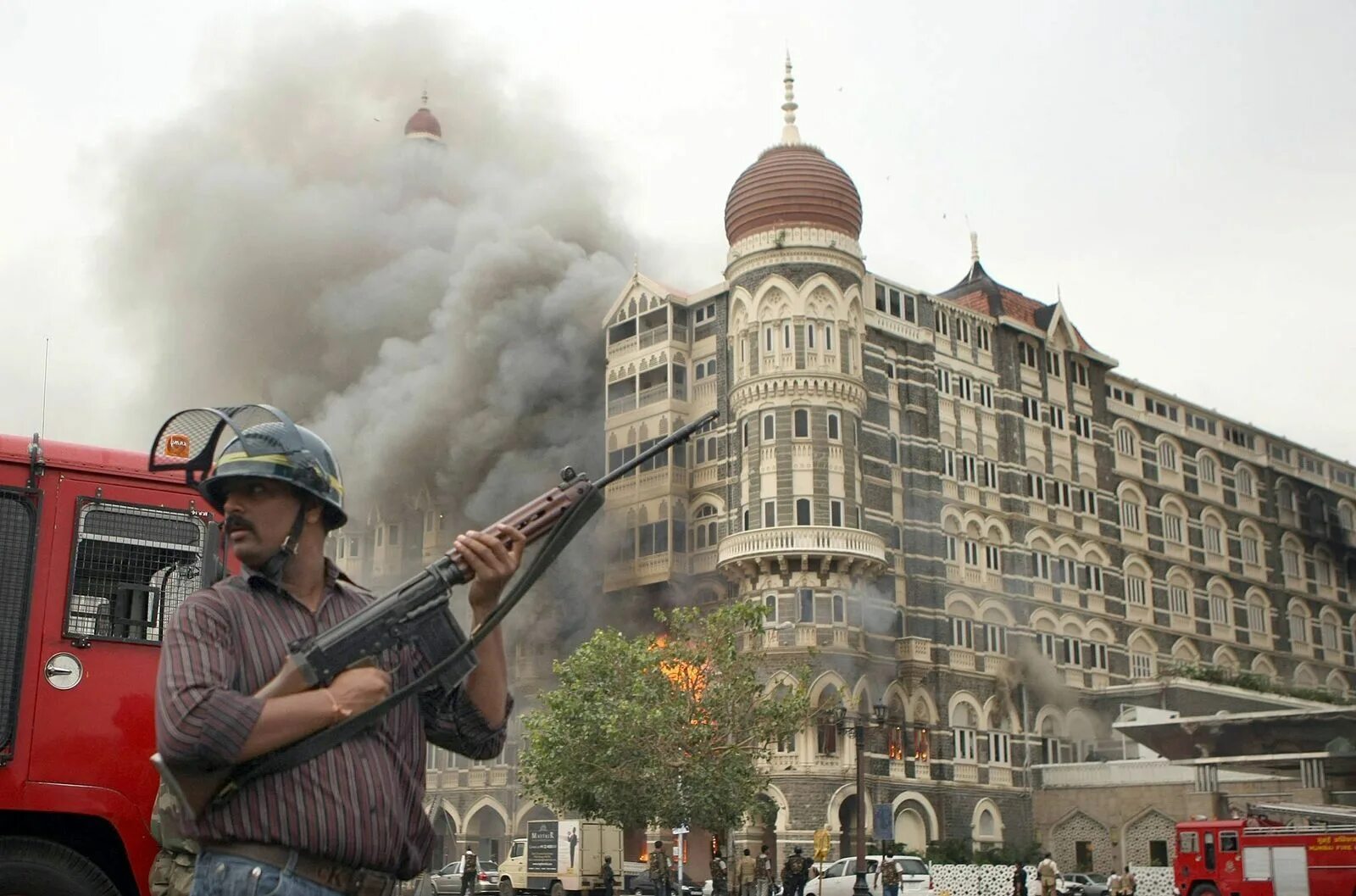 Отель мумбаи сколько погибло. Мумбаи 2008 Тадж Махал теракт. Отель Мумбаи теракт 2008. Индия 2008 теракт отель Мумбаи. Отель Тадж Махал в Мумбаи теракт 2008.