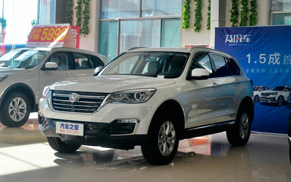 Китайский автомобиль ми. Dongfeng sx6. Новые китайские автомобили. Китайские копии авто. Автосалон в китае.