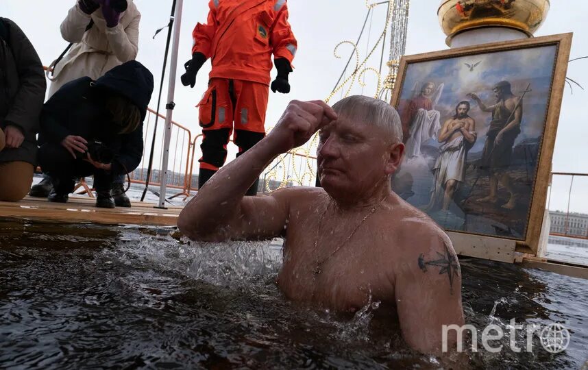 Крещенские купания 2023 в спб. Крещение в 2024 санкт петербург. Крещенские купания 2023 фоторепортаж. Купальня на крещение. Купель у петропавловской крепости 2021.