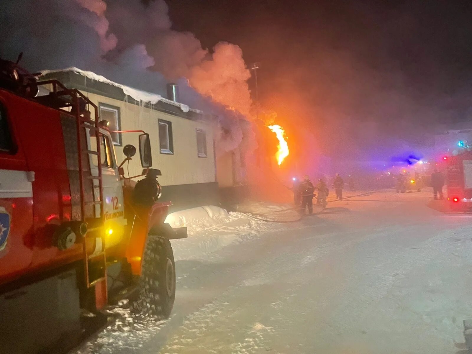 Ночной пожар. Пожарная машина. Пожар в Губкинском. Пожары в России. Губкин горит дом