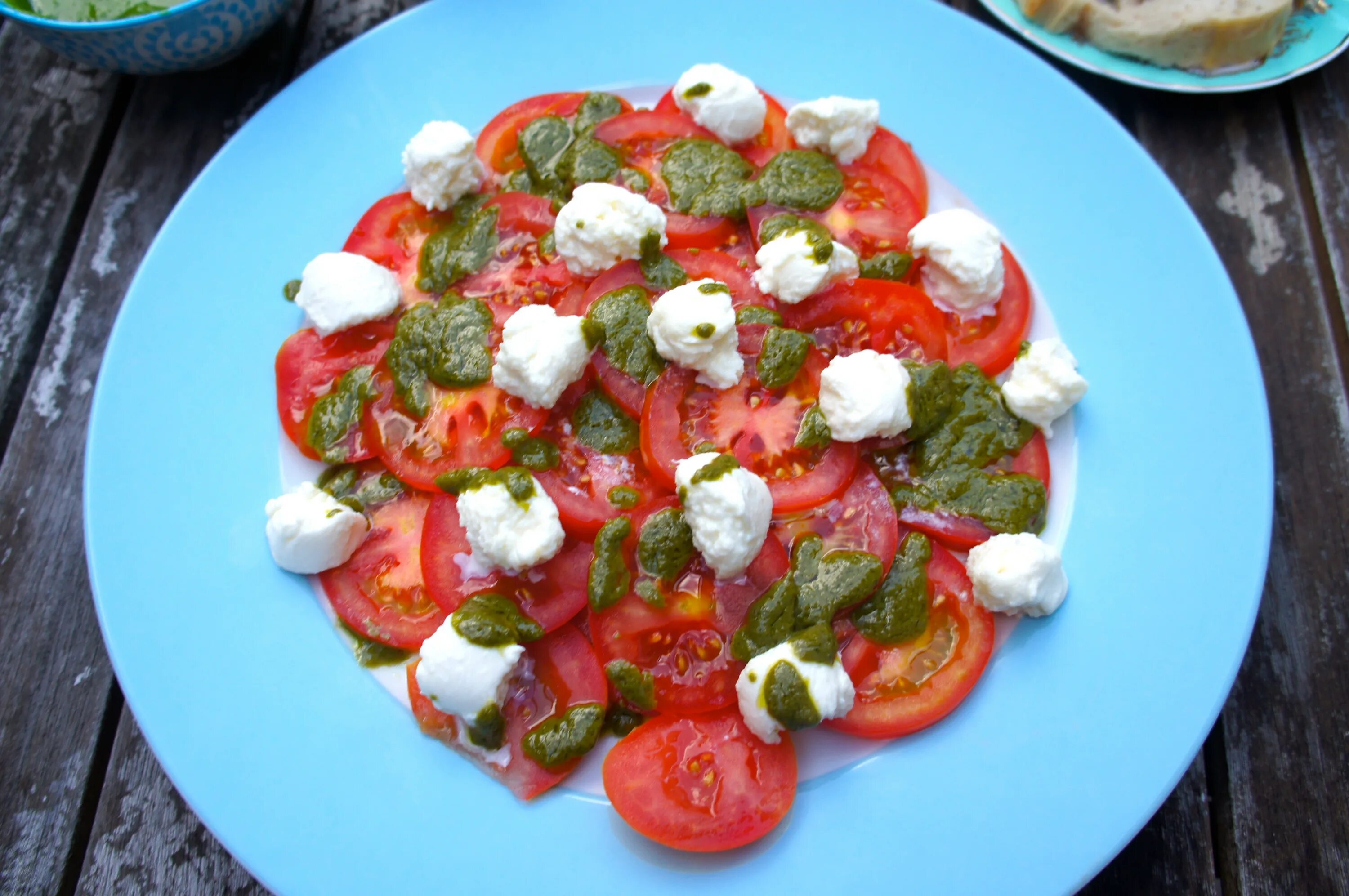 Салат песто моцарелла. Салат помидоры с песто моцареллой. Руккола моцарелла черри. Салат с песто и помидорами и моцареллой. Салат с песто и помидорами и моцареллой.