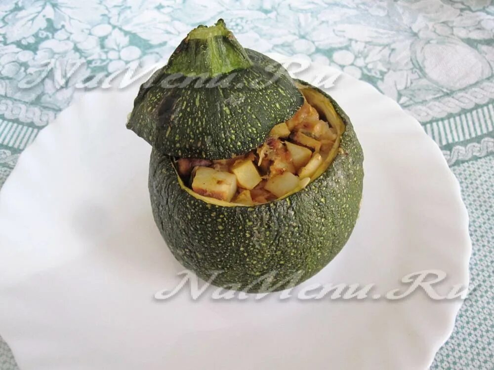 жаркое в деревянной тарелке. кабачок горшочек сорт. печеные баклажаны с орехами. коллекция рецептов от дины кабачки. кабачки цуккини фаршированные овощами.