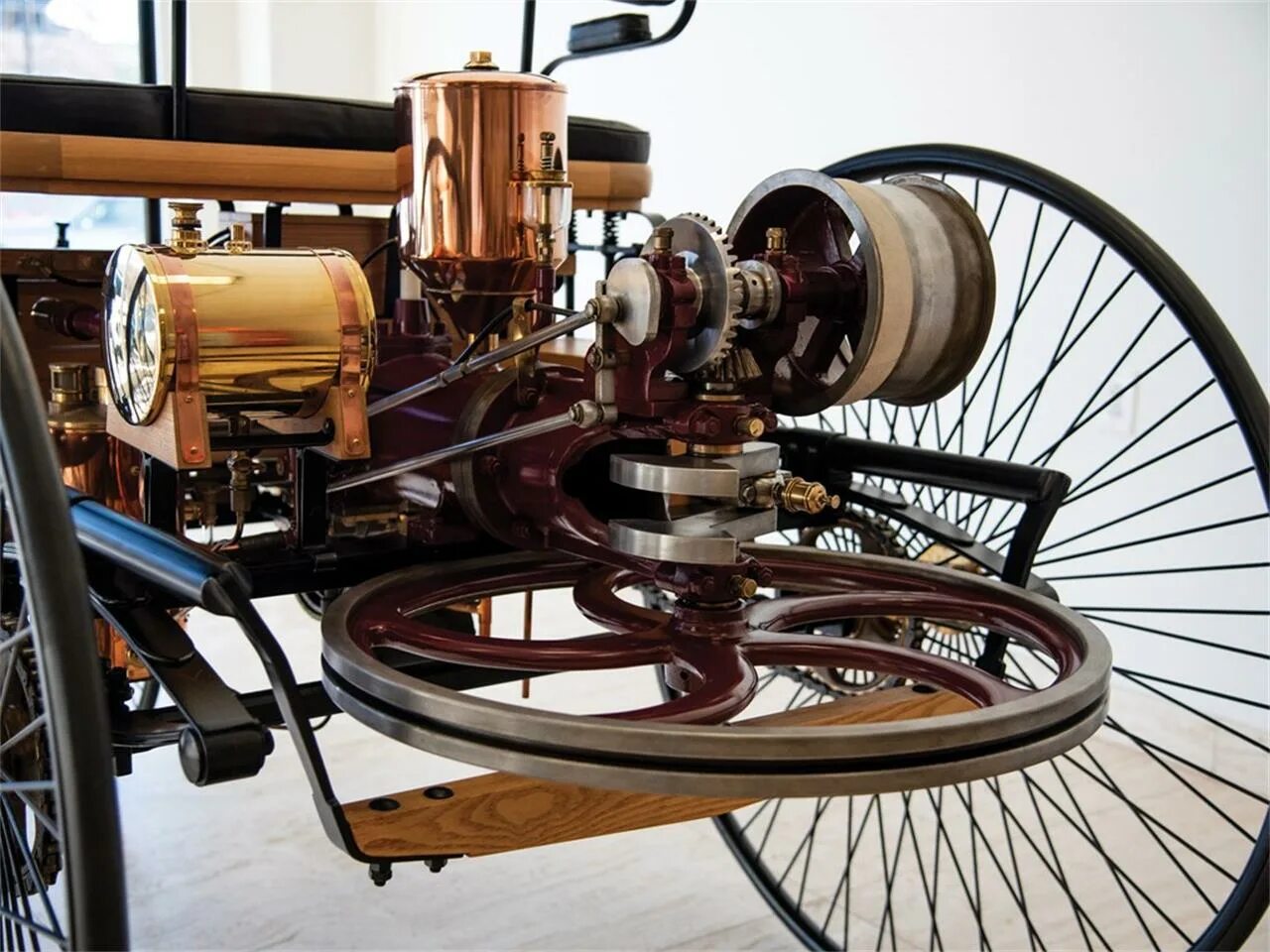 Первый автомобиль внутреннего сгорания. Benz Patent-Motorwagen 1886. Benz Patent-Motorwagen 1886 двигатель. Бенц Моторваген 1886. Benz Motorwagen 1886 двигатель.