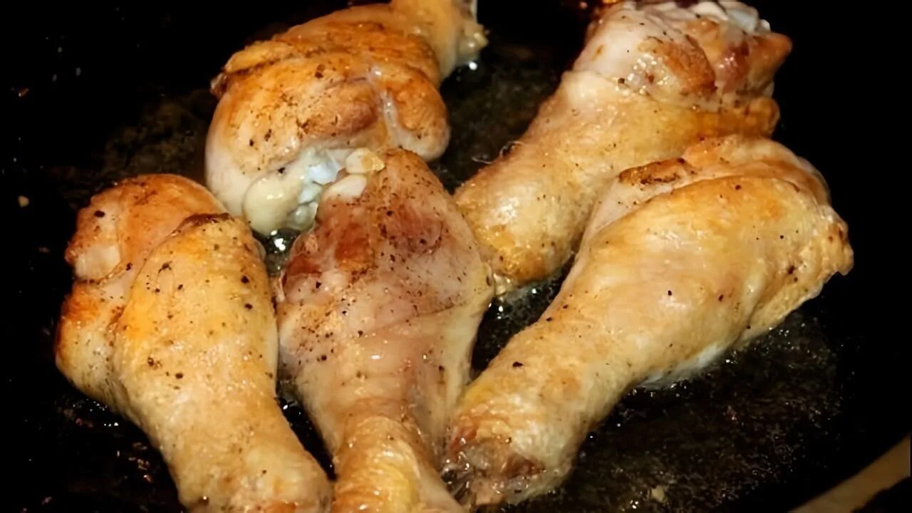 Как сделать ножки на сковороде. Куриные ножки на сковороде. ножки курицы. голень куриная жареная на сковороде. куриные голени на сковороде.