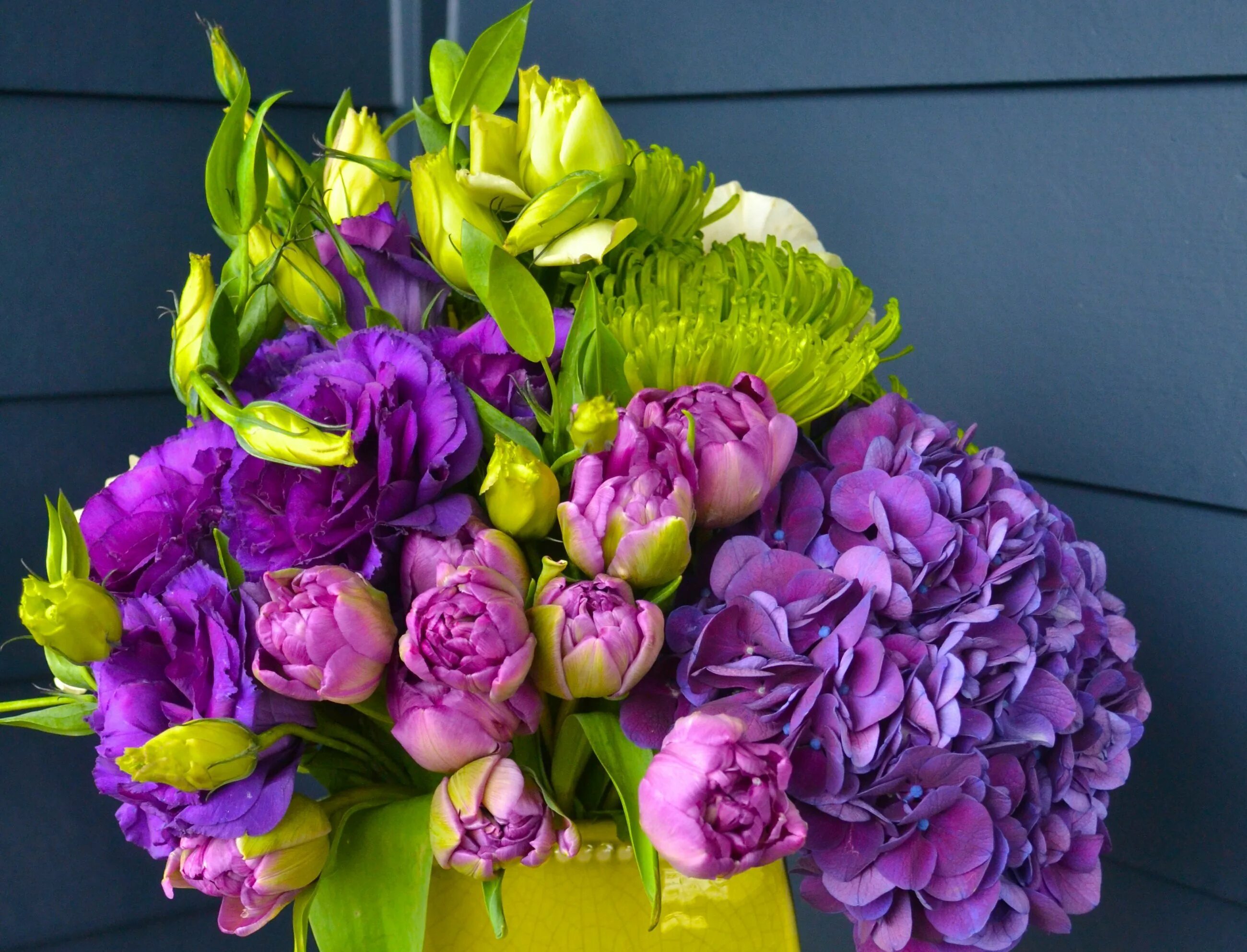 Пионовидные тюльпаны и эустома. Редкие букеты цветов