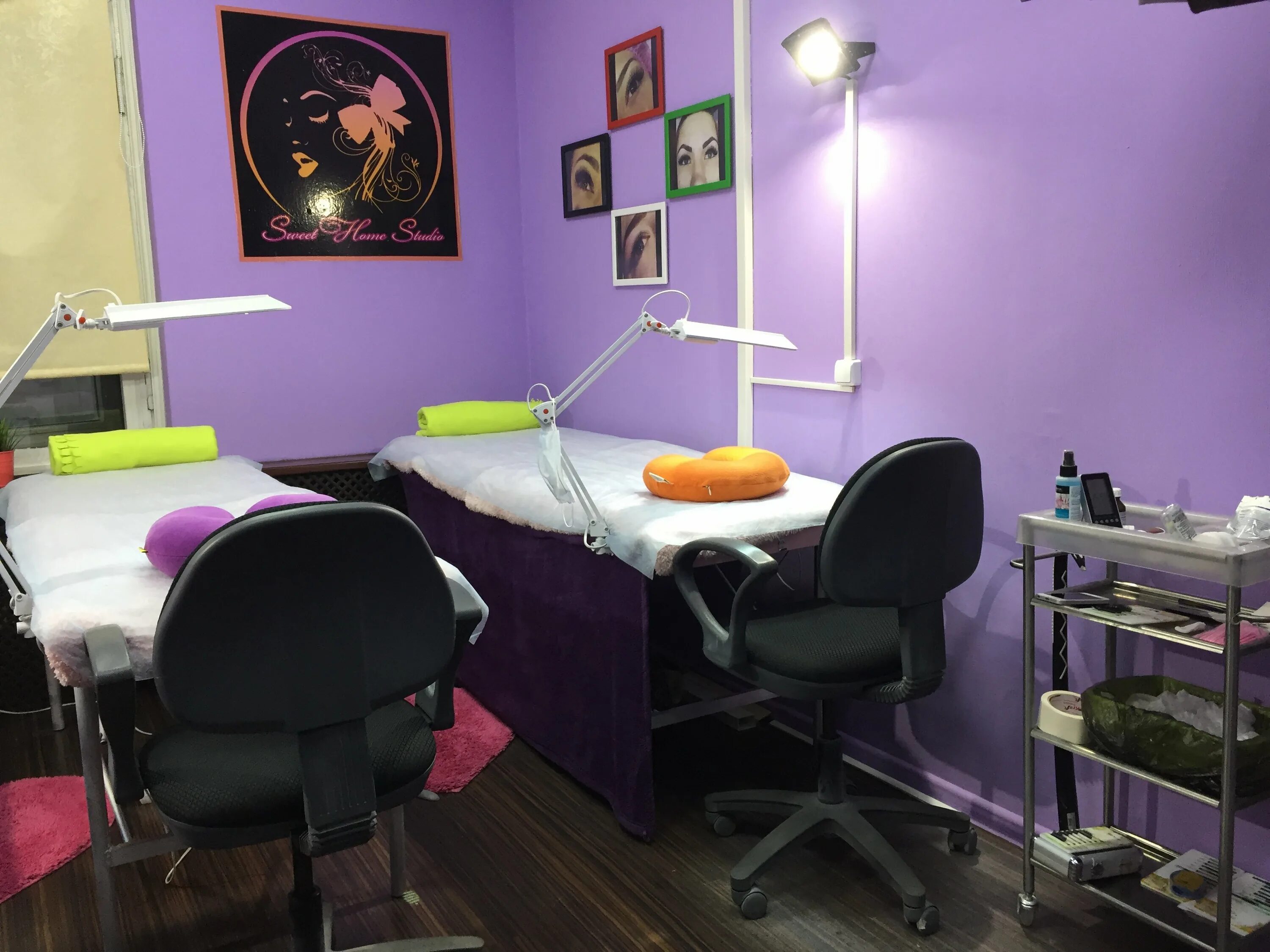 Помещение для наращивания ресниц. Кабинет для наращивания ресниц. Салон поинаращиванию ресниц. Комната для наращивания ресниц. Оборудование кабинета для наращивания ресниц.