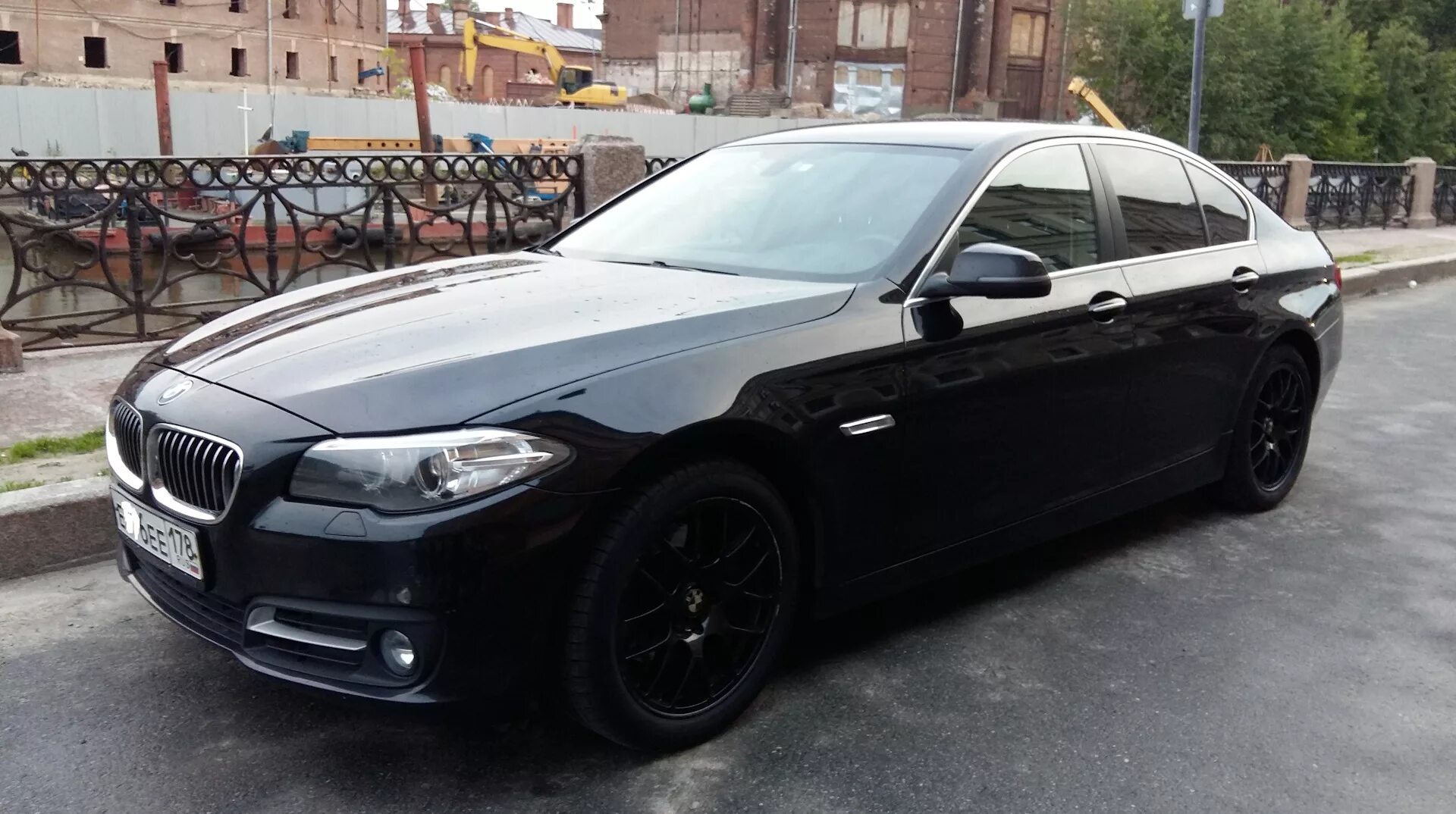 BMW 520i чёрная. Черная BMW f10 520i. BMW f10 Рестайлинг Black. BMW f10 2014.