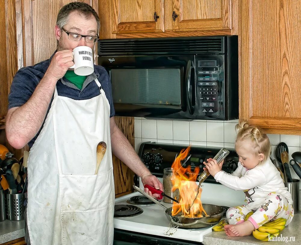 Можно папа и дочки. Смешное про детей и родителей. Смешные ситуации с детьми. Папа с детьми дома. Кухня для детей.